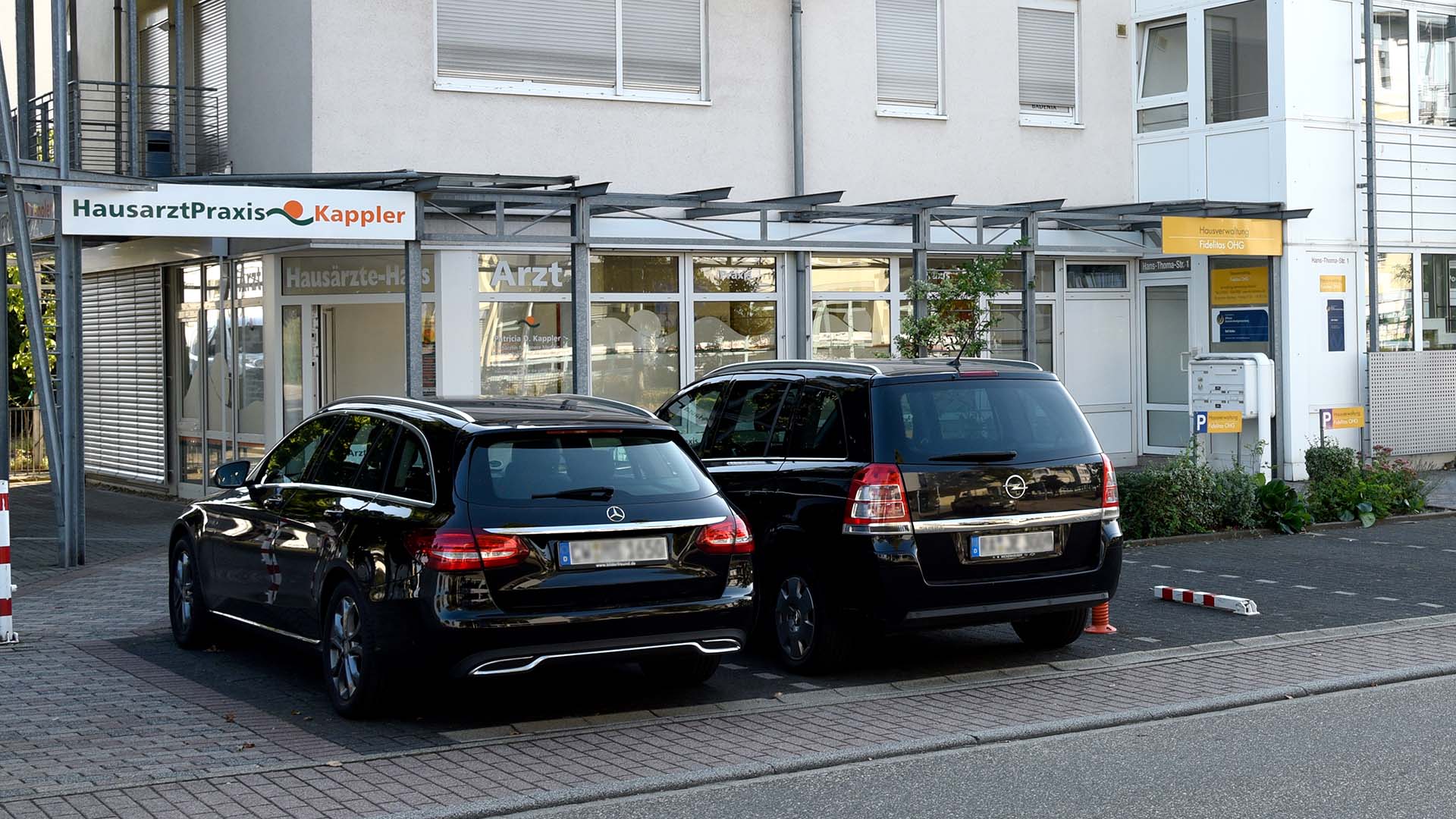 Kostenfreie Parkplätze direkt vor der Praxis Kostenfreie Parkplätze direkt vor der Praxis