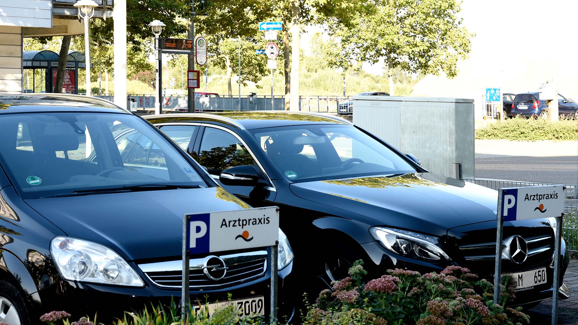 Die Straßenbahnhaltestelle direkt gegenüber der Praxis Die Straßenbahnhaltestelle direkt gegenüber der Praxis